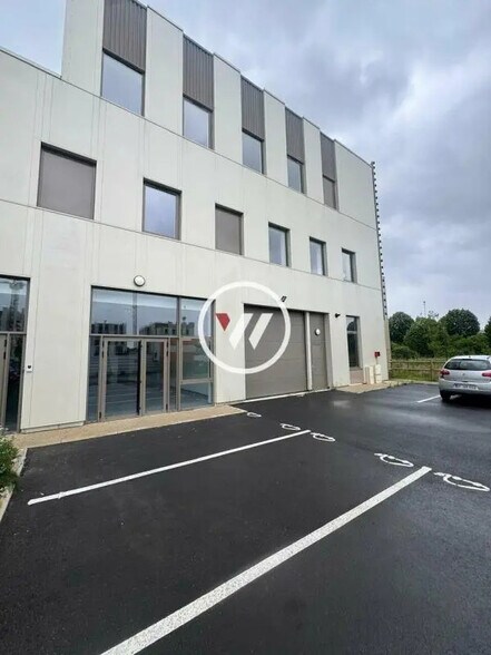 Local d'activités dans Tremblay-en-France à vendre - Photo de l’immeuble – Image 1 sur 2