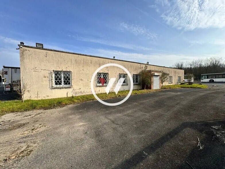 Local d’activités dans Nanteuil-le-Haudouin à louer - Photo de l’immeuble – Image 2 sur 5