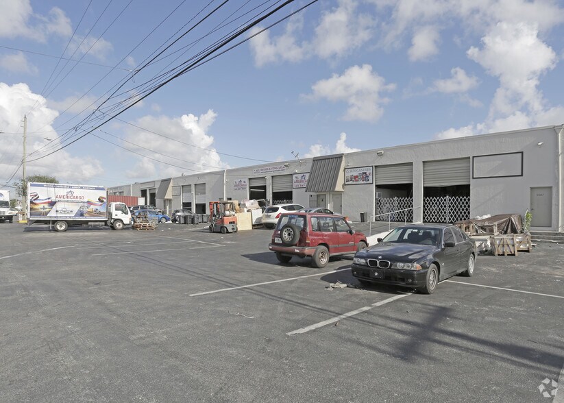 5551-5595 NW 72nd Ave, Miami, FL à louer - Photo de l’immeuble – Image 3 sur 4