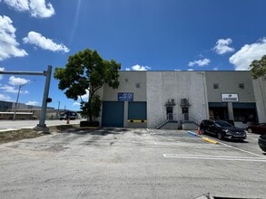 8700-8796 NW 100th St, Medley, FL à louer Photo de l’immeuble– Image 2 sur 19