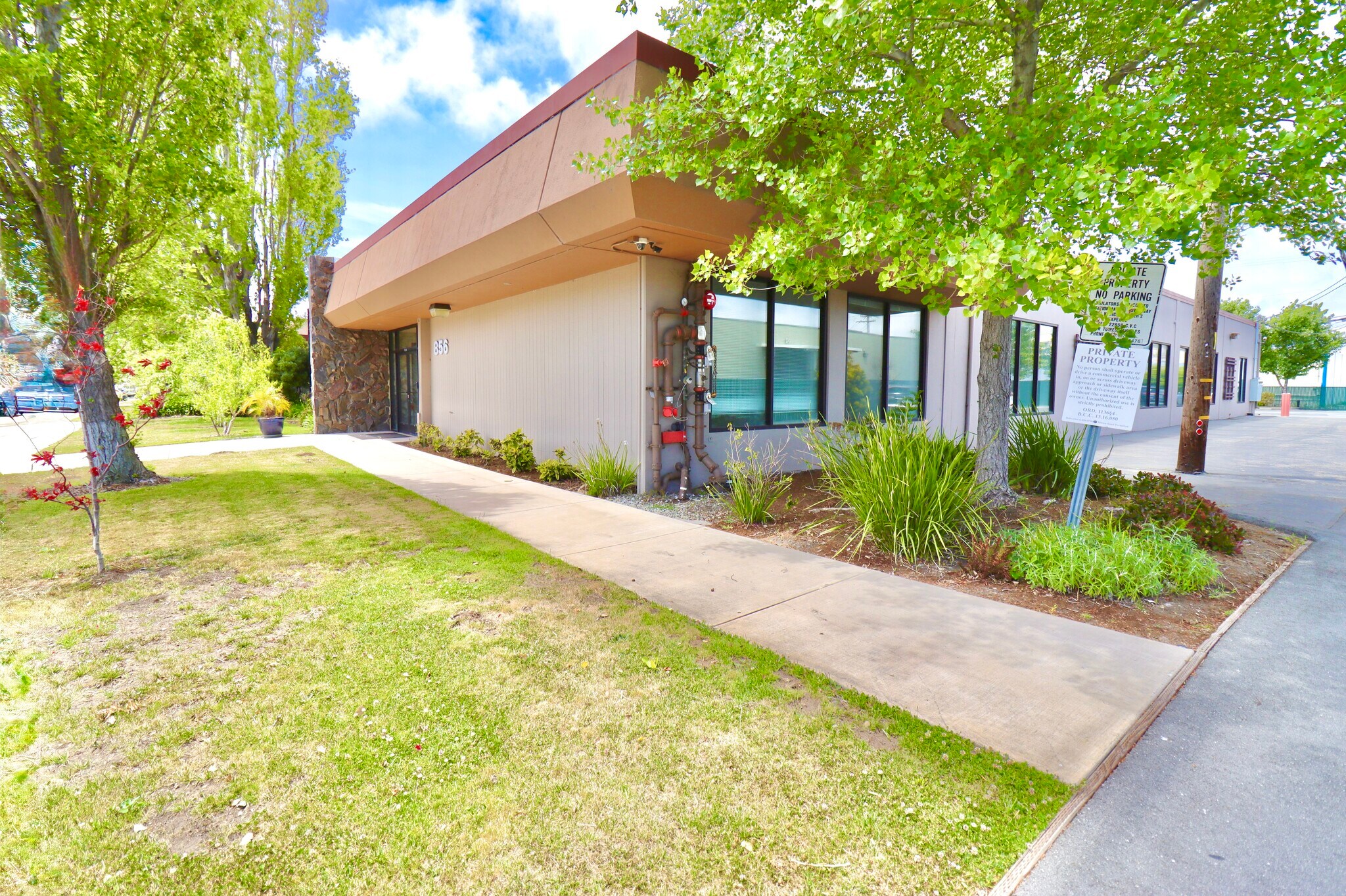 856 Mitten Rd, Burlingame, CA à louer Photo de l’immeuble– Image 1 sur 13