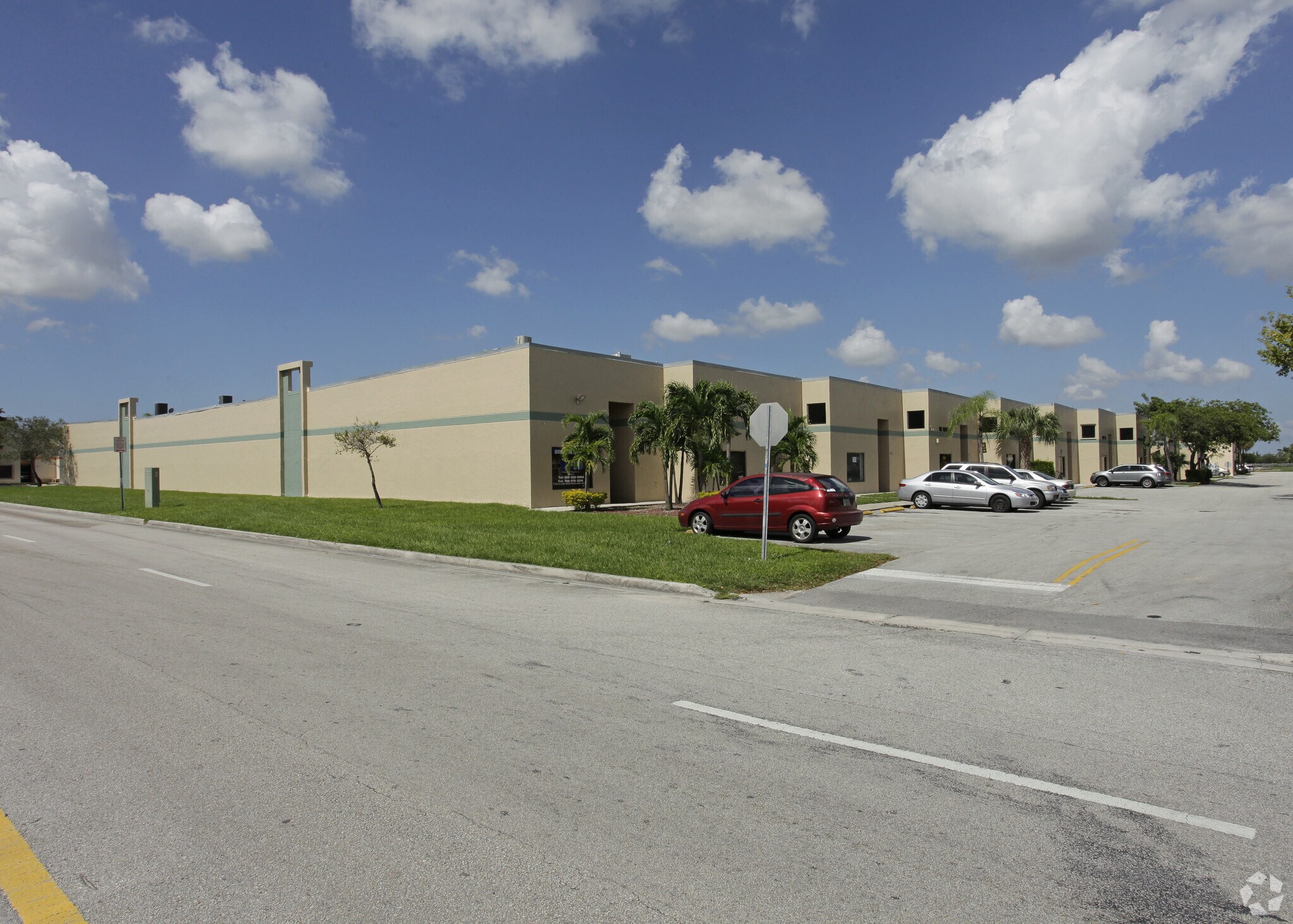 12900-12990 SW 122nd Ave, Miami, FL à louer Photo principale– Image 1 sur 14