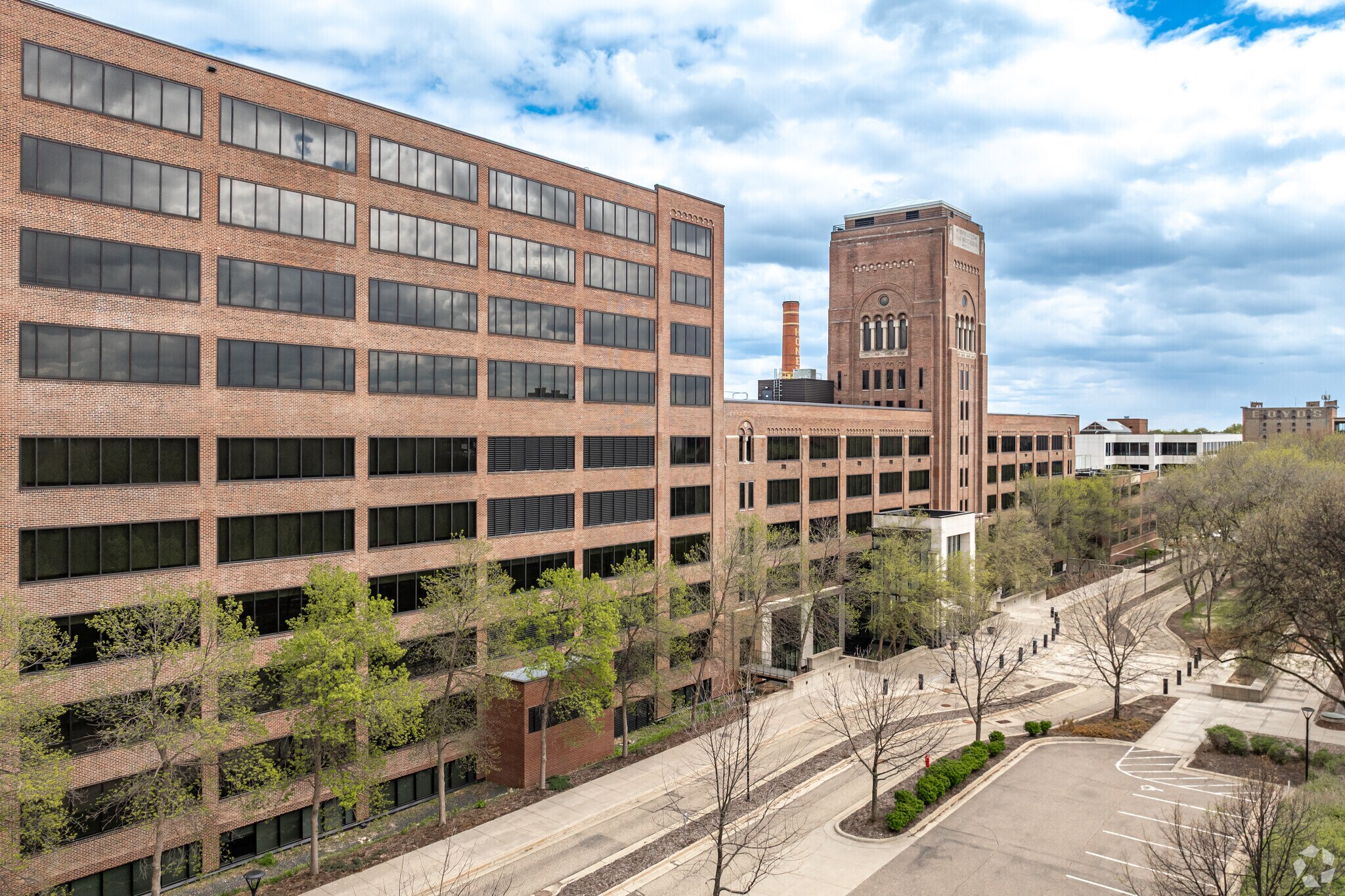 2701-2707 Wells Fargo Pky, Minneapolis, MN à louer Photo principale– Image 1 sur 10