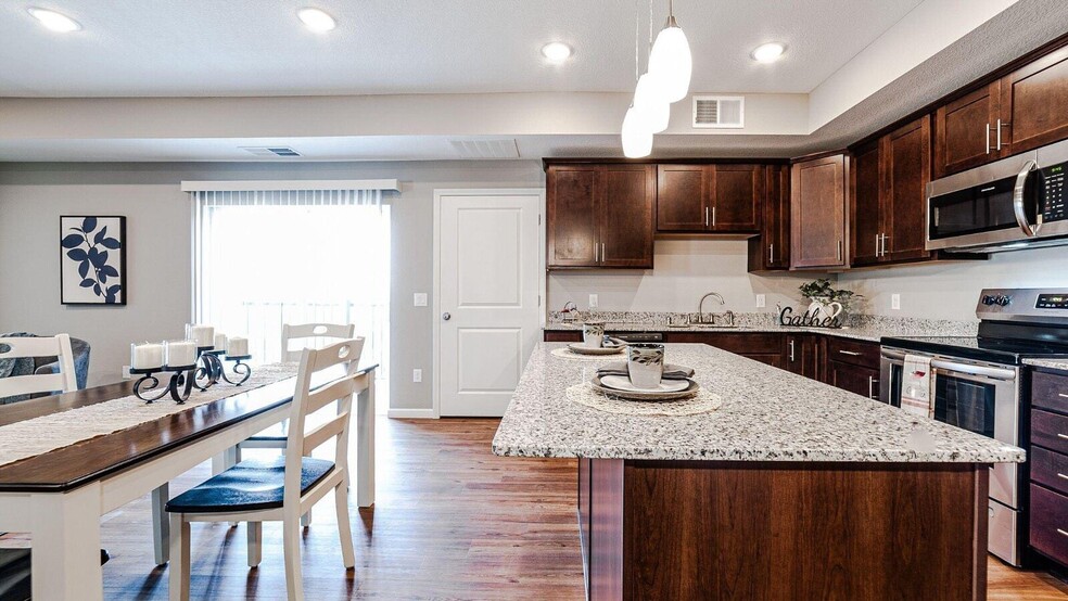 1081 SW Fourth St, Forest Lake, MN à louer - Photo de l’immeuble – Image 3 sur 41