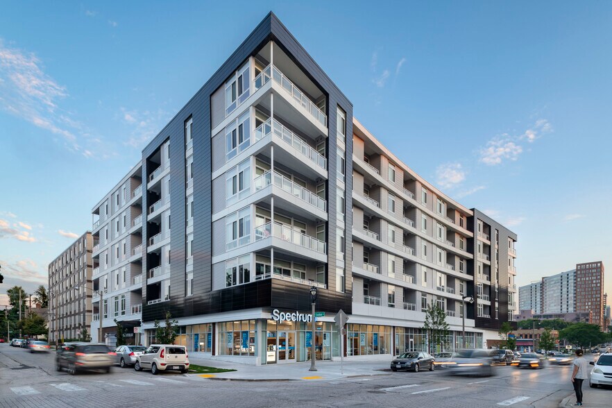 2111 E Ivanhoe Pl, Milwaukee, WI à louer - Photo de l’immeuble – Image 1 sur 18