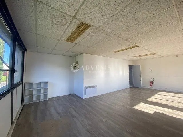 Bureau dans Voisins-le-Bretonneux à louer - Photo de l’immeuble – Image 1 sur 3