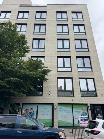 2321 Belmont Ave, Bronx, NY à louer - Photo de l’immeuble – Image 2 sur 8