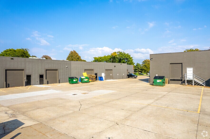 11300-11398 Aurora Ave, Urbandale, IA à louer - Photo de l’immeuble – Image 3 sur 5