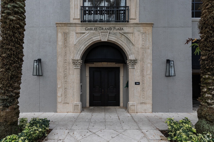 353-383 Aragon Ave, Coral Gables, FL à louer - Photo de l’immeuble – Image 2 sur 89