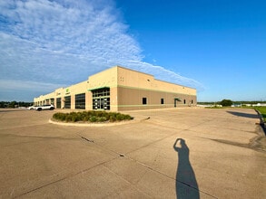 1300 Metro East Dr, Pleasant Hill, IA à louer Photo de l’immeuble– Image 1 sur 5