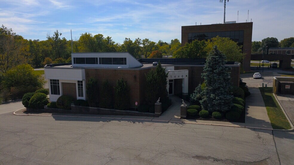 5440 E Fall Creek Parkway North Dr, Indianapolis, IN à louer - Photo de l’immeuble – Image 3 sur 4