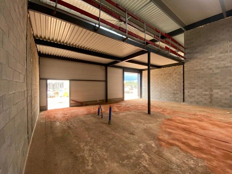 Industriel/Logistique dans Brignoles à louer - Photo de l’immeuble – Image 1 sur 5
