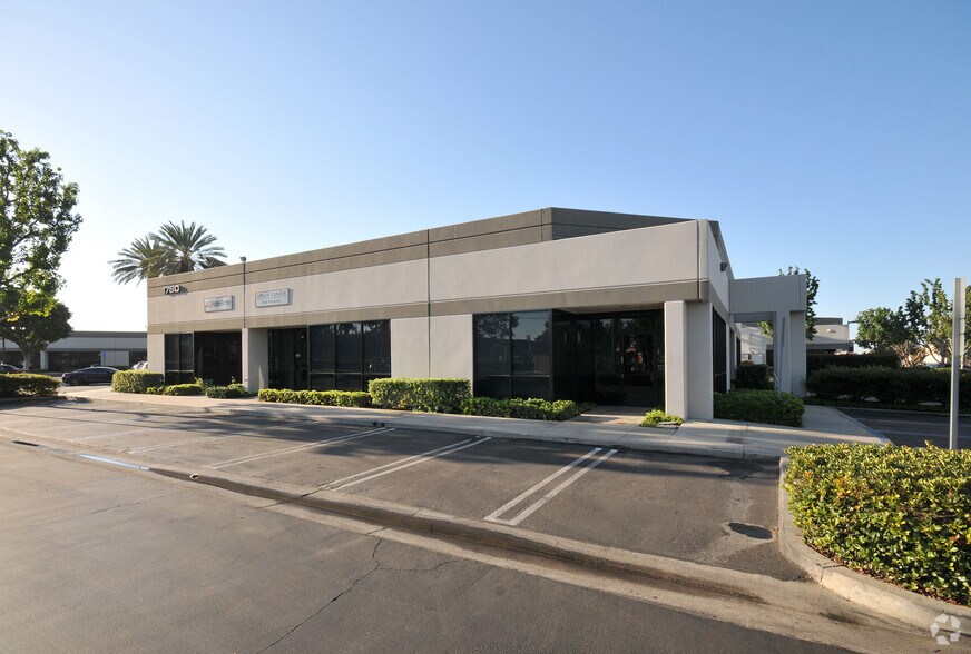 1780 E McFadden Ave, Santa Ana, CA à louer - Photo principale – Image 1 sur 5
