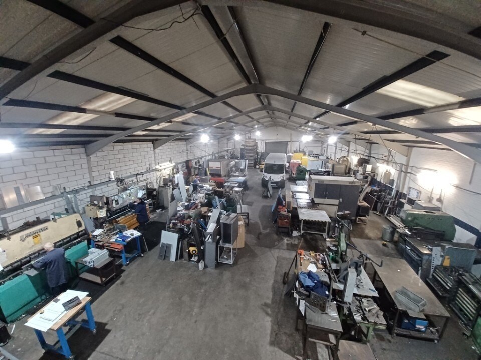Old Wolverton Rd, Milton Keynes, BKM MK12 5NP - Lot 1 -  - Photo intérieure - Image 1 of 5