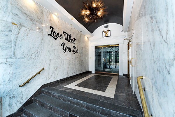 50 Glen St, Glen Cove, NY à louer - Hall d’entrée – Image 3 sur 21
