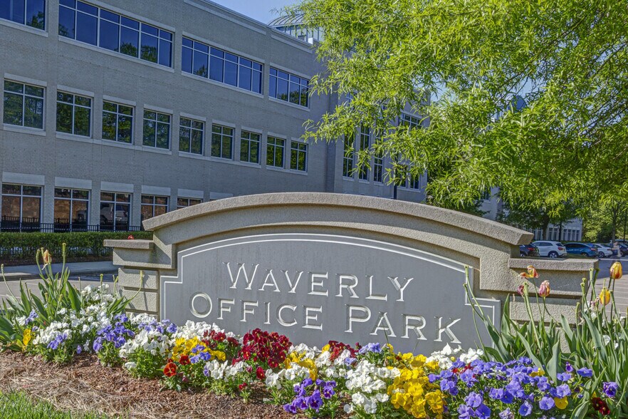 540 New Waverly Pl, Cary, NC à louer - Photo de l’immeuble – Image 3 sur 12