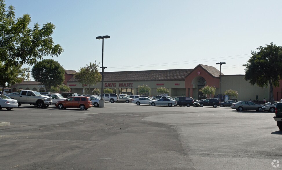2100 Standiford Ave, Modesto, CA à louer - Photo de l’immeuble – Image 1 sur 5