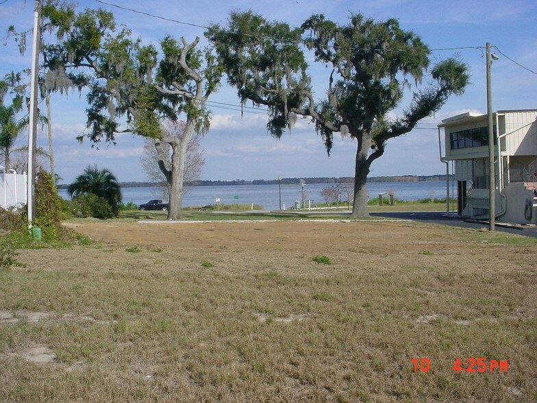 138 E Central Ave, Howey In The Hills, FL à louer - Photo de l’immeuble – Image 3 sur 14
