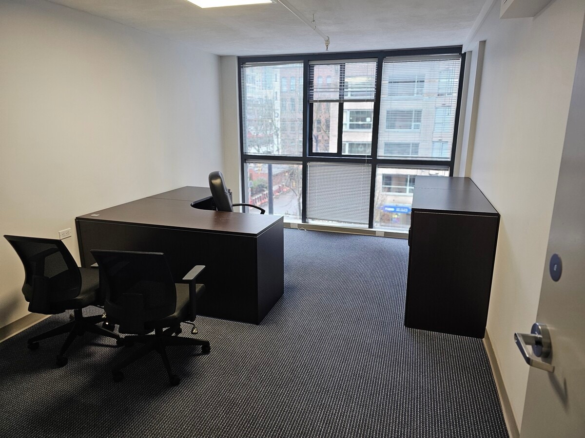 1207 Pacific Blvd, Vancouver, BC V6Z 2R6 - Lot 300 -  - Photo intérieure - Image 1 of 5