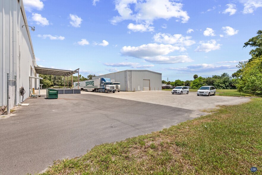 324 Clearlake Rd, Cocoa, FL à louer - Photo de l’immeuble – Image 3 sur 9