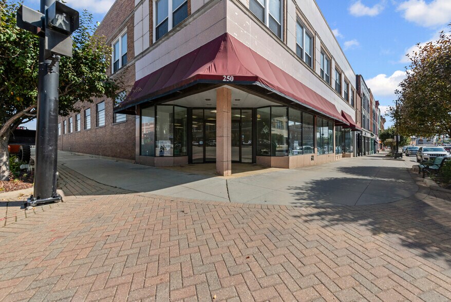 240 Huron Ave, Port Huron, MI à louer - Photo de l’immeuble – Image 2 sur 21
