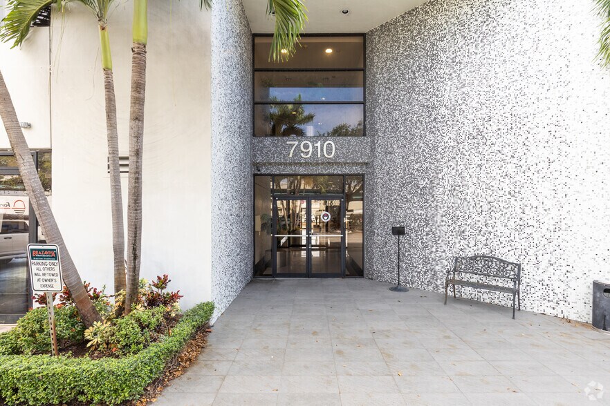 7910 NW 25th St, Doral, FL à louer - Hall d’entrée – Image 3 sur 12