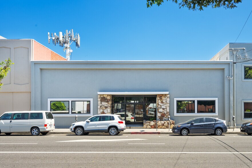 2222 S Barrington Ave, Los Angeles, CA à vendre - Photo de l’immeuble – Image 3 sur 9