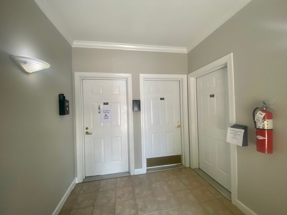 140 Iowa Ln, Cary, NC 27511 - Lot 100 - - Hall d’entrée - Image 1 of 8