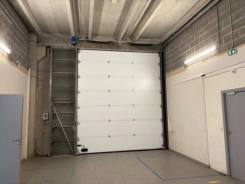 Local d'activités dans Saint-Quentin-Fallavier à vendre - Photo intérieure – Image 2 sur 19