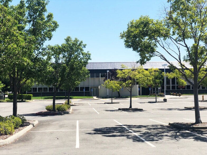 10481 Armstrong Ave, Mather, CA à vendre - Photo de l’immeuble – Image 3 sur 6