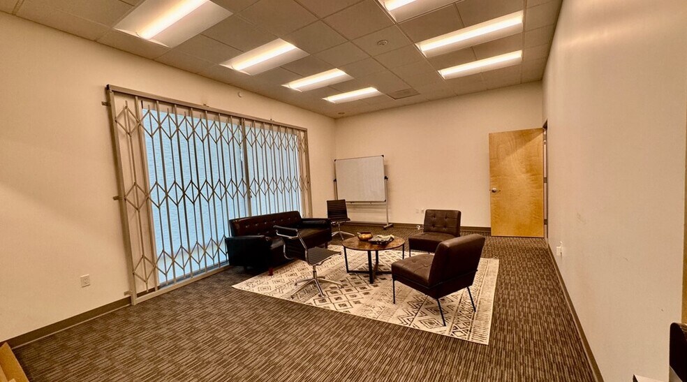 18320-18330 Oxnard St, Tarzana, CA à louer - Photo de l’immeuble – Image 3 sur 23