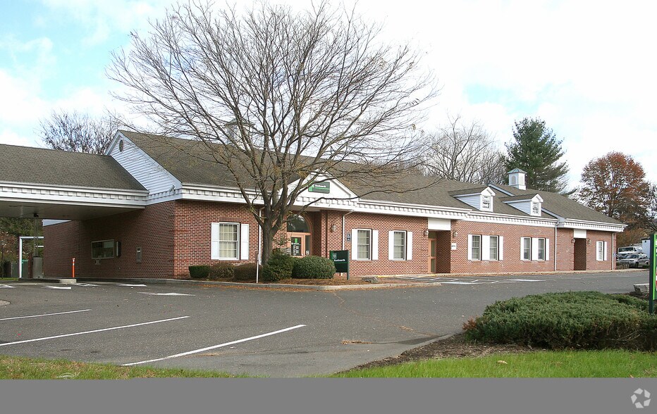 921 Meriden Waterbury Tpke, Plantsville, CT à louer - Photo de l’immeuble – Image 2 sur 9