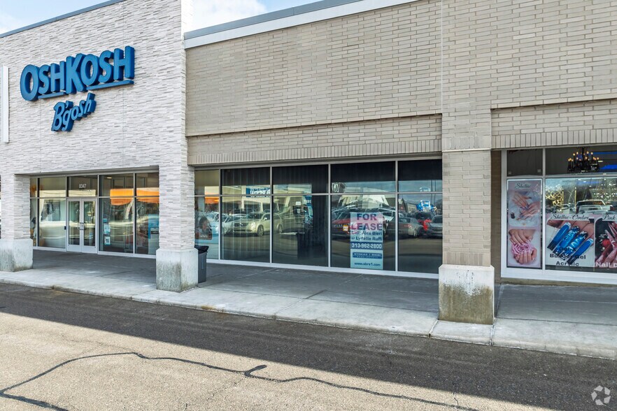 8301-8399 E 12 Mile Rd, Warren, MI à louer - Photo de l’immeuble – Image 3 sur 19