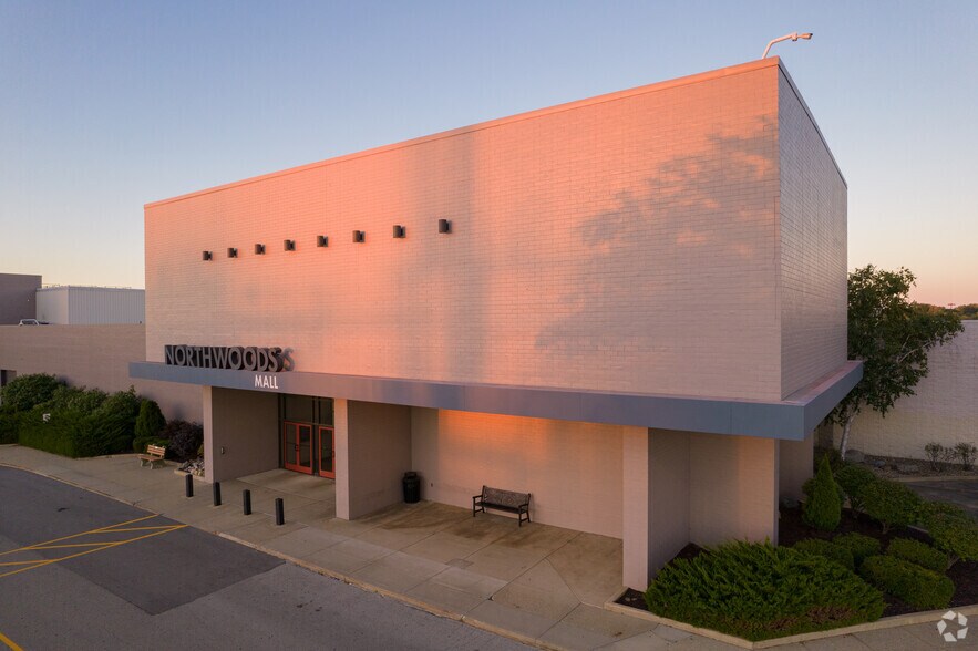 2200 W War Memorial Dr, Peoria, IL à louer - Photo de l’immeuble – Image 2 sur 8