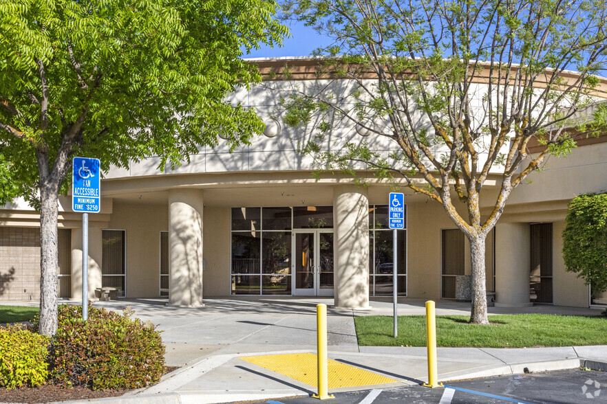 7576 N Ingram Ave, Fresno, CA à louer - Photo de l’immeuble – Image 2 sur 3