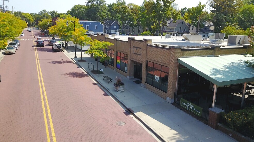 924 Cherry St SE, Grand Rapids, MI à louer - Photo de l’immeuble – Image 3 sur 10