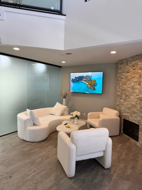207 W Alameda Ave, Burbank, CA 91502 - Lot 203 - - Photo intérieure - Image 2 of 23