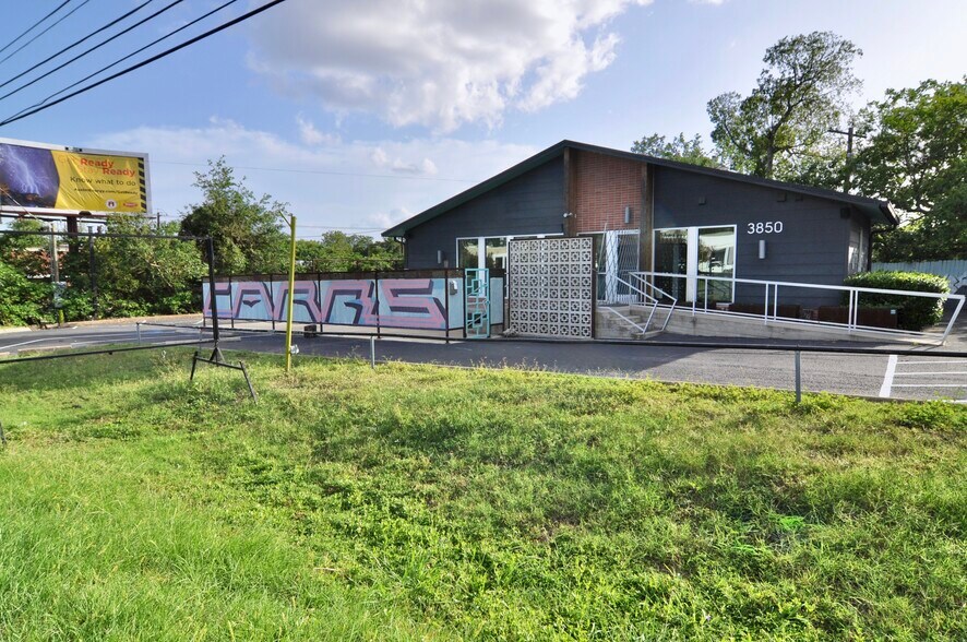3850 Airport Blvd, Austin, TX à louer - Photo de l’immeuble – Image 1 sur 18