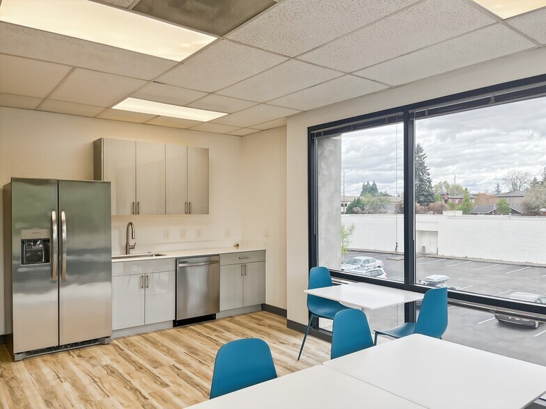 2600 SE 98th Ave, Portland, OR à louer - Photo de l’immeuble – Image 2 sur 6