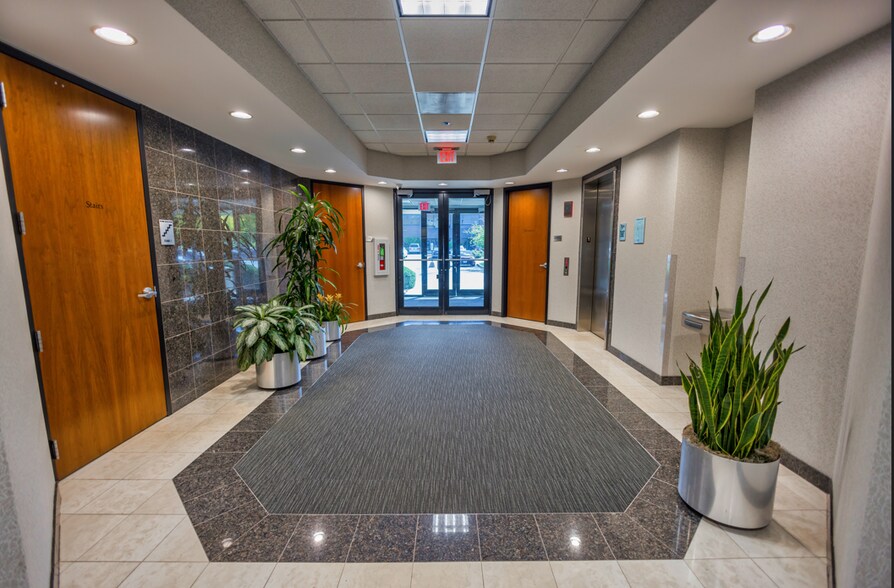 1770 Park St, Naperville, IL à louer - Hall d’entrée – Image 2 sur 3