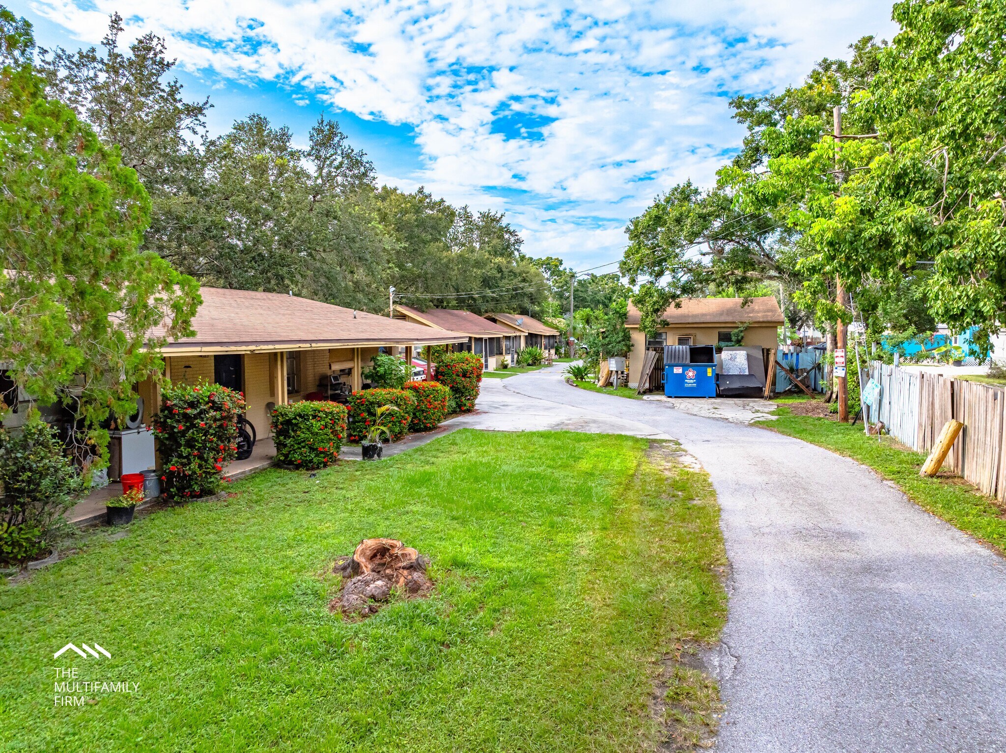 2595 50th Ave N, Saint Petersburg, FL à vendre Photo de l’immeuble– Image 1 sur 5