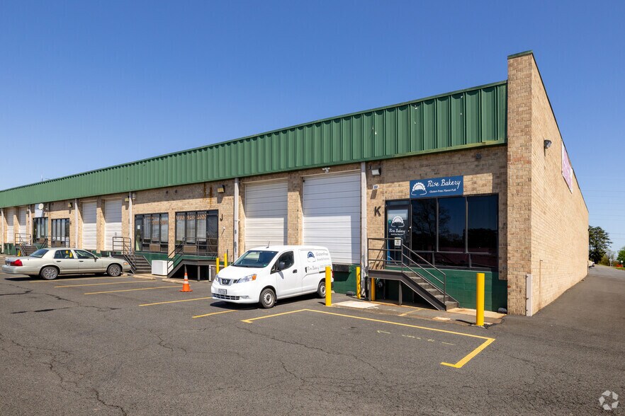 201 Davis Dr, Sterling, VA à louer - Photo de l’immeuble – Image 3 sur 9