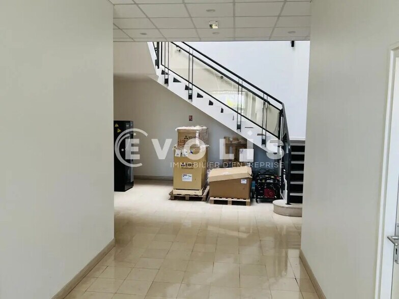 Bureau dans Émerainville à louer - Photo de l’immeuble – Image 2 sur 17