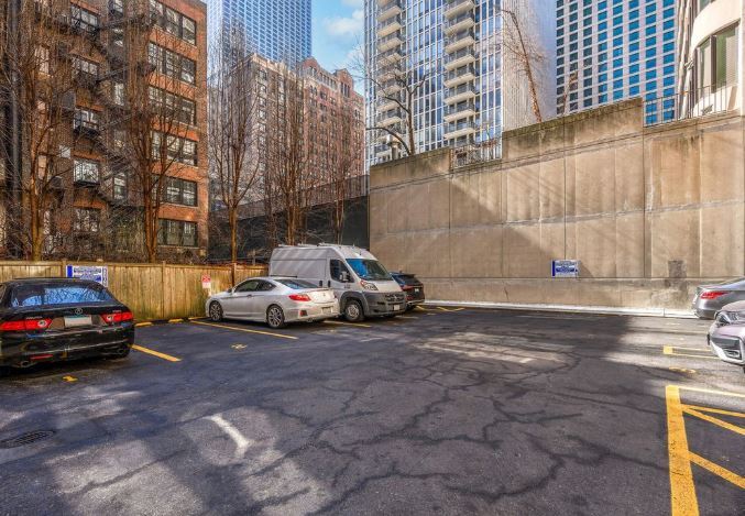 227 E Walton Pl, Chicago, IL à vendre - Photo de l’immeuble – Image 3 sur 13