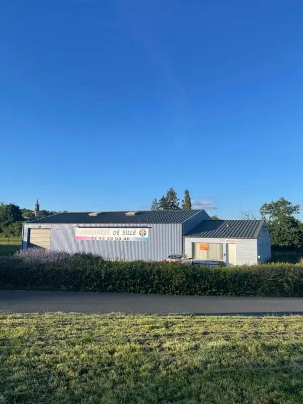 Local d'activités dans Sillé-le-Guillaume à vendre Photo de l’immeuble– Image 1 sur 11