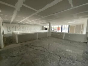 Local commercial dans Saint-Thibault-des-Vignes à louer Photo de l’immeuble– Image 2 sur 3