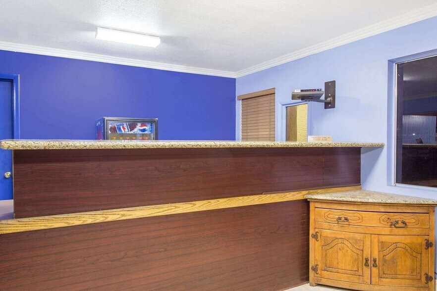 1624 N Black Canyon Hwy, Phoenix, AZ à vendre - Hall d’entrée – Image 3 sur 11