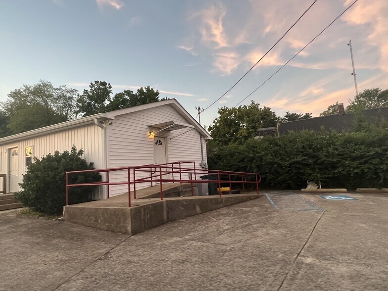113 N Vine St, Ashland City, TN à louer - Photo de l’immeuble – Image 2 sur 2