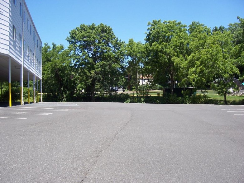 75 Claremont Rd, Bernardsville, NJ à louer - Photo de l’immeuble – Image 2 sur 20