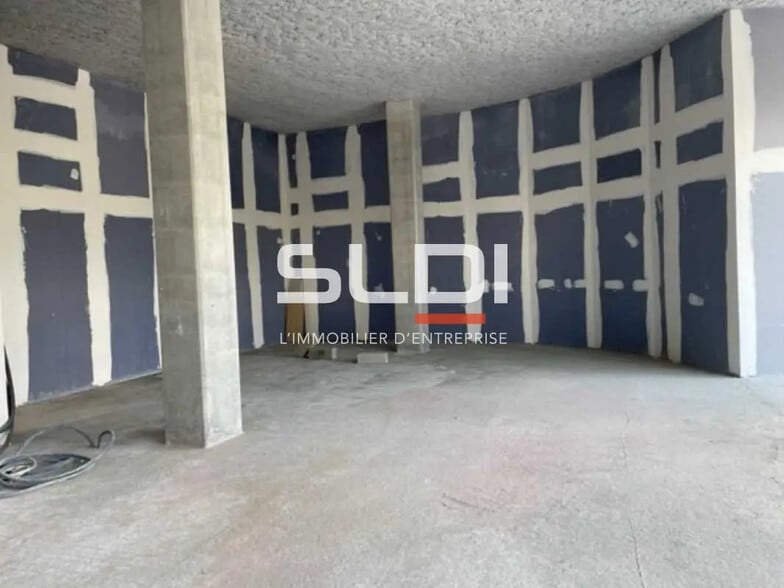 Local commercial dans Vénissieux à louer - Photo de l’immeuble – Image 3 sur 6